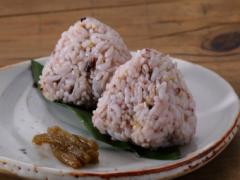 噛めば噛むほど味わい深い「雑穀米の塩むすび」