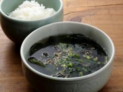 だし不要でも滋味豊か「わかめスープとご飯」