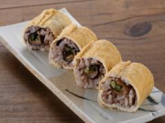 油揚げを海苔の代わりに「椎茸うま煮とキュウリの油揚げ巻」