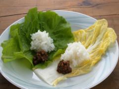 包んで食べるとこんなに美味しい「塩漬け白菜とサンチュの肉味噌」