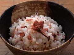 桜はまだでも、ひと足早いお花見を「塩漬け桜花の混ぜごはん」
