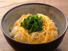 目には優しく、胃には適度な刺激の「ガリ混ぜご飯に錦糸玉子と菜の花飾り」