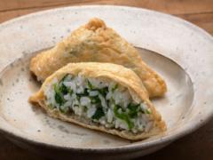 濃い緑色と黄色の花に春を感じる「菜の花の稲荷ずし」