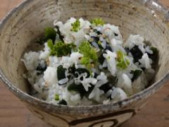 残りもので、簡単で美味しい混ぜご飯 「干しわかめ・ちりめんじゃこ・菜の花の蕾の混ぜご