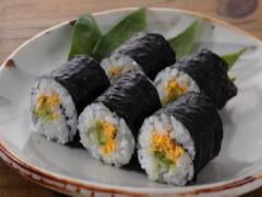 早春の色合いに、心ウキウキ「きゅうりと錦糸玉子の細巻」