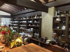 壁にお面や民族衣装？！まるでミュージアムなカフェ「サザコーヒー」