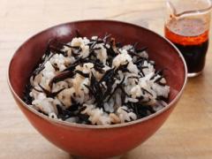 カルシウムやカロチンがたっぷりの「ひじきの炊き込みご飯」