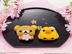 “桜”を持った「リラックマ」の和菓子が「キイロイトリ」と一緒になってローソン限定で