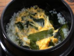 栄養があって温かいものが欲しいときに「わかめと玉子の雑炊」