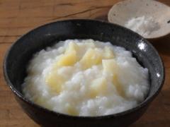 この季節ならではの新ジャガの優しい風味を楽しむ「新ジャガイモのお粥」