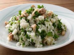 シャキシャキ、ツーンと香る「鶏肉と山葵菜のチャーハン」