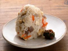 炊き込みご飯は多めに炊いて展開「前日の精進炊き込みご飯のおむすび」