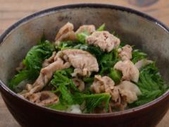 目に鮮やかな緑とピリッとした辛みが刺激的な「豚肉と山葵菜炒めののっけ」