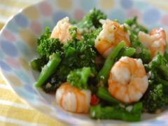 春の訪れをシンプルに味わう！ エビと菜の花の蒸し炒め