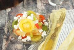 【時短レシピ】火を使わずできるトマトとプラムのカッテージチーズ和え