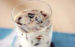 ふるふる食感がたまらない！ コーヒーゼリー牛乳