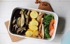 残り野菜がボリューミーな常備菜に！「夏野菜とちくわの揚げ浸し」【今日の時短ごはん