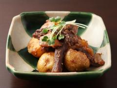 「牛ハラミの肉じゃが」がウマすぎてリピ確実！ 心の底からリラックスできる、知る人ぞ知