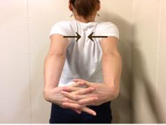 寝る前2分！すっきりした背中を作るストレッチ法
