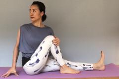 毎日3分ねじるだけ！くびれができる＆便秘解消のヨガポーズ