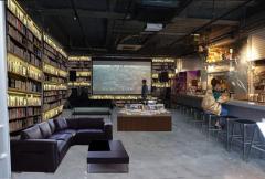 ホスト書店員が働く「歌舞伎町ブックセンター」が話題　置くのは『LOVE』テーマの本だけ