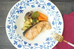 レンチンで作れる！美肌にも嬉しい『サーモンと野菜のワイン蒸し』