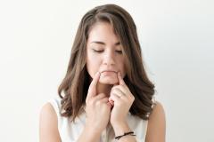 ブルドック顔から脱出！リフトアップできる首・肩・背中ストレッチ