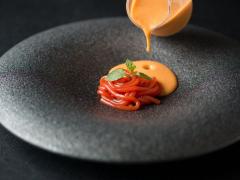 持ち上げても切れないトマトゼリー!? 味覚偏差値を上げてくれるフレンチがリーズナブルに