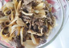 パーティーにも◎！レンチンできる『牛肉とキノコのバルサミコ煮』