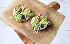 ご飯と彩り野菜が楽しく食べられる「ベジドーナツ寿司」