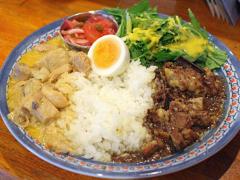 わずか40分で売り切れも！ 新宿ゴールデン街なのに昼しか営業しない「超人気カレー店」