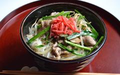 冷房で冷えた体に 紅しょうがたっぷりの「豚肉とにらのスタミナにゅうめん」