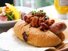 コスパ最強！がっつり「ホットドッグ」にサラダもデザートもワインも付いて1,000円以下の穴