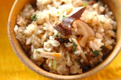 わずかな本数でも立派な一品に！ 香る松茸ご飯