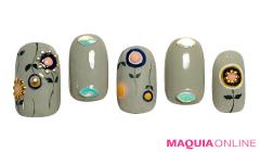 懐かしいのに新しい、北欧風「レトロフラワー」ネイル | beautygirl ONLINE（マキアオンライン）