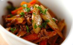 わが家のきんぴらはひと味違う！ 根菜と牛ひき肉の洋風きんぴら