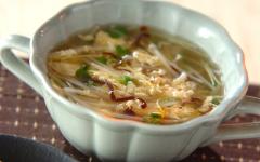 簡単で美味しい！ ヘルシーなモヤシのふんわり卵スープ