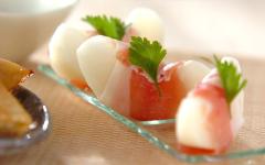 みずみずしい甘さと塩気の相性が抜群！ 梨と生ハムの前菜