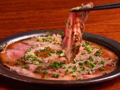 極上「ローストビーフ」を卵黄ダレにからめてパクッ！ ここは肉と酒の天国『肉料理それが