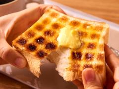 浅草の老舗ベーカリー『パンのペリカン』のカフェが誕生！ こんがり「炭焼きトースト」が