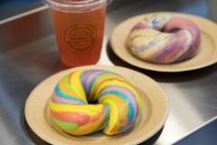 インスタ女子注目の虹色ベーグルや動物パンが大集合　「南大沢パンまつり」にパン好き集
