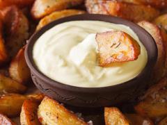 フライパンで作れる「燻製マヨネーズ」が絶品！ 芳ばしい風味がたまらなくウマい「燻製マ