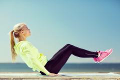 ぷよぷよ三段腹を解消！「ペタンコお腹」をつくるエクササイズ