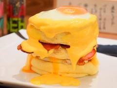 3枚重ねのド迫力！目の前で焼かれる「究極のとろふわ」パンケーキがウマすぎる超人気店