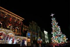 西野カナ、USJでサプライズライブ 圧倒的な輝きの新クリスマス・ツリーとシンクロ