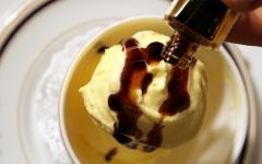 バルサミコ酢ソースをちょい足し！ バニラアイスのヘルシーな食べ方