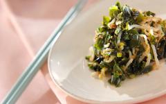 8分で完成！ 安くてヘルシーな、モヤシとワカメの簡単和え物