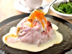 カレーの上はチーズじゃなくて「○○」！ とろけるうまさが悶絶級の「白いカレー」とは？