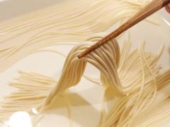 乾燥パスタは、茹でずに◯◯◯するだけで超モッチモチに！ ひと手間で生パスタ風に仕上げ