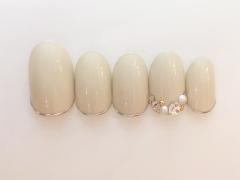 ビジューを主役に、シンプルなカラーでまとめて【365日ネイル】 |